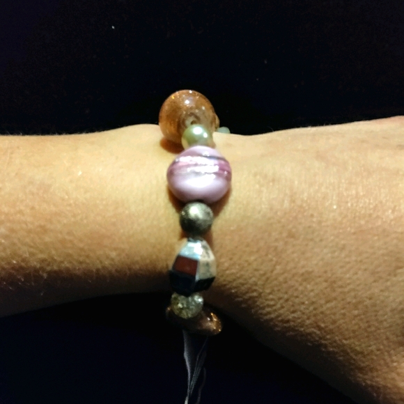 Handmade bracelet with resin beads - Picture 8 of 10
